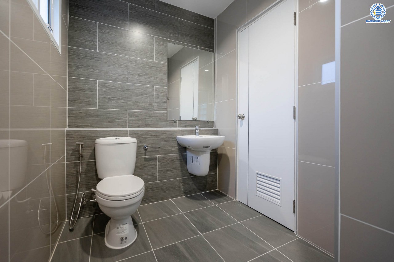 บ้านมือสองตกแต่งใหม่ โครงการ ธนาสิริ รัตนาธิเบศร์ เนื้อที่ 54.7 ตร.ว. ดีไซน์ตอบทุกไลฟ์สไตล์ ฟังก์ชัน 3 ห้องนอน 3 ห้องน้ำ จอดรถได้ 1 คัน บนทำเลติดถนนรัตนาธิเบศร์ เชื่อมต่อหลายเส้นทาง ใกล้รถไฟฟ้าสายสีม่วง "สถานีบางรักใหญ่" และจุดขึ้นทางด่วน "ศรีรัช"